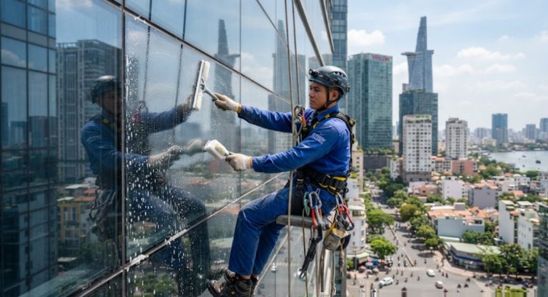 Dịch Vụ Lau Kính Quận 2 Chuyên Nghiệp | Bảo Linh